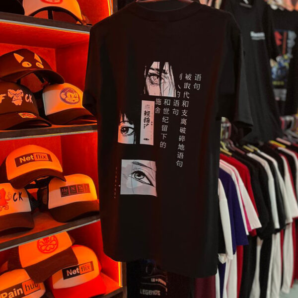 Playera negra cuello redondo con estampado de arte japonés