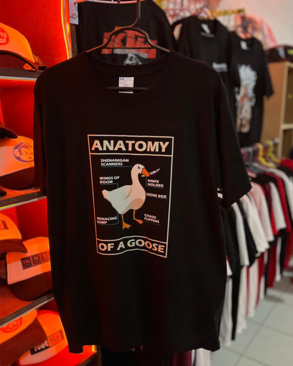 Playera negra cuello redondo con estampado de anatomy of a goose
