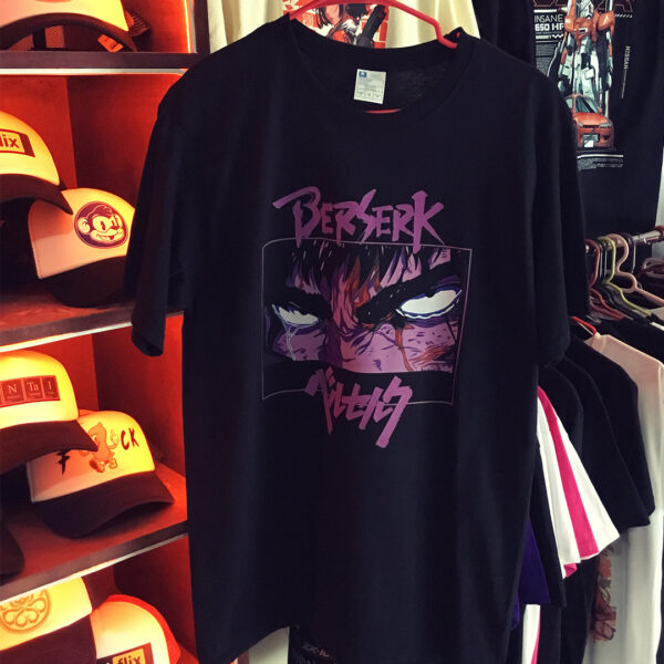 Playera negra cuello redondo con estampado de Berserk
