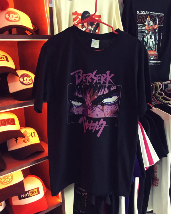 Playera negra cuello redondo con estampado de Berserk