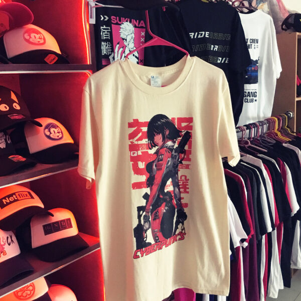 Playera negra cuello redondo con estampado de Cyberpunk