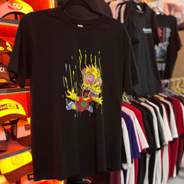 Playera negra cuello redondo con estampado de Bart Simpson cayendo.