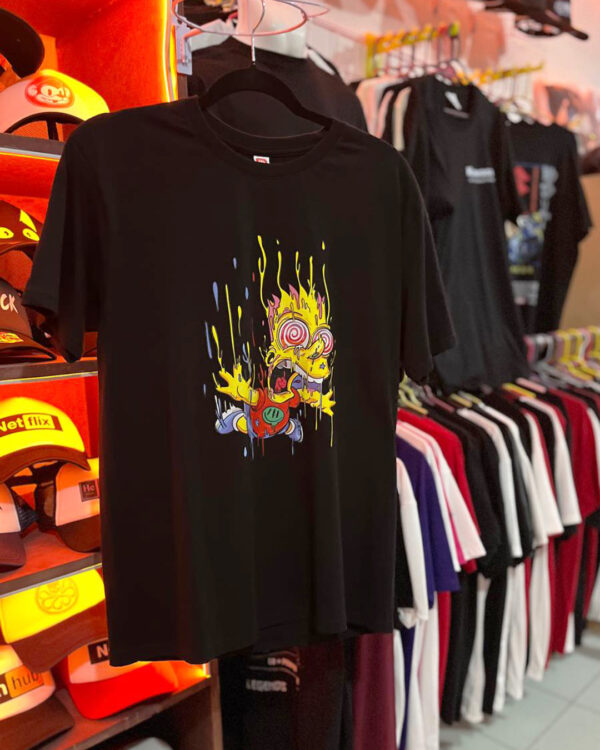 Playera negra cuello redondo con estampado de Bart Simpson cayendo.