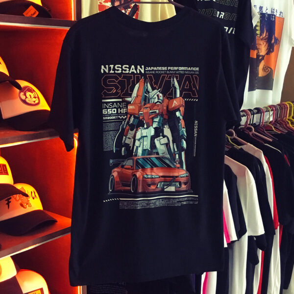 Playera negra cuello redondo con estampado de Nissan Silvia.