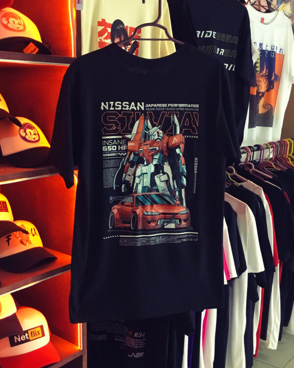 Playera negra cuello redondo con estampado de Nissan Silvia.